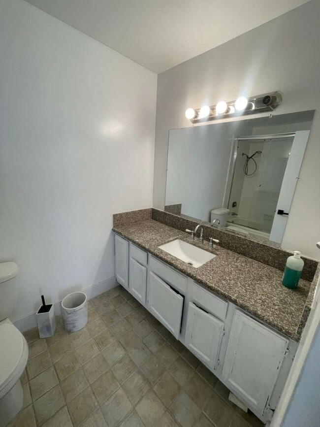 your own Private Bathroom - 424 N Palm Dr