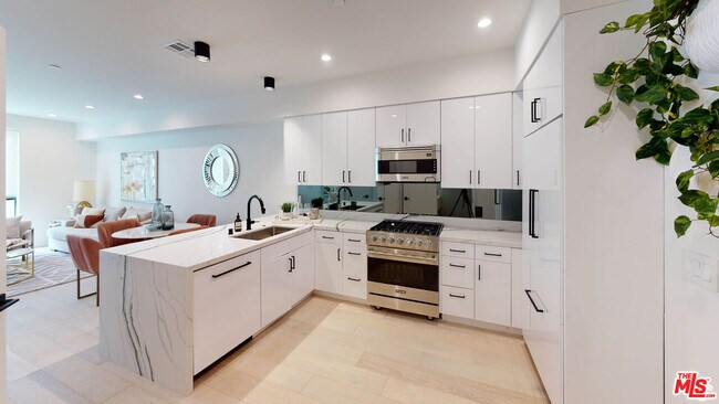 Photo - 105 S Doheny Dr Unit 304