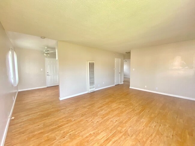 Building Photo - 10541 Sycamore Ave Unit 10541