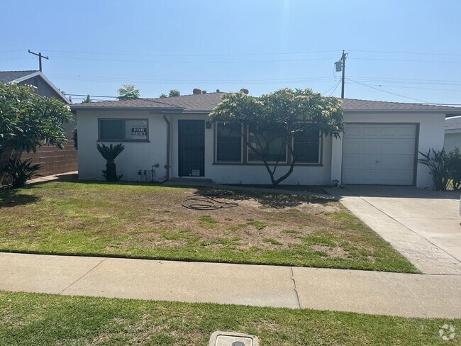 Building Photo - Lovely 3 Bedroom 1 Bath House with Garage