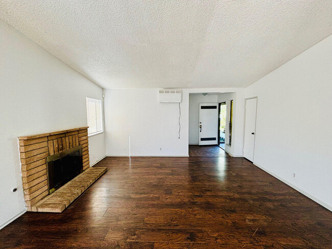 Photo - 2308 Edam St