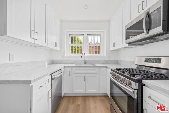 Photo - 5818 W 8th St