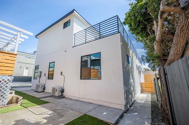 Building Photo - 6753 N Elman St Unit 6757