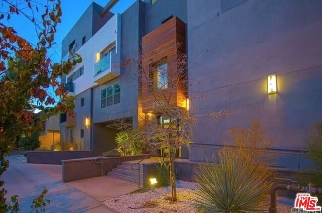 Building Photo - 11925 Kling St Unit 107 Rental