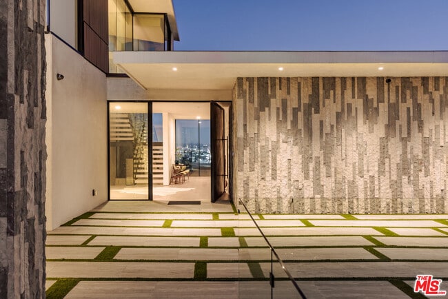 Photo - 8368 Hollywood Blvd