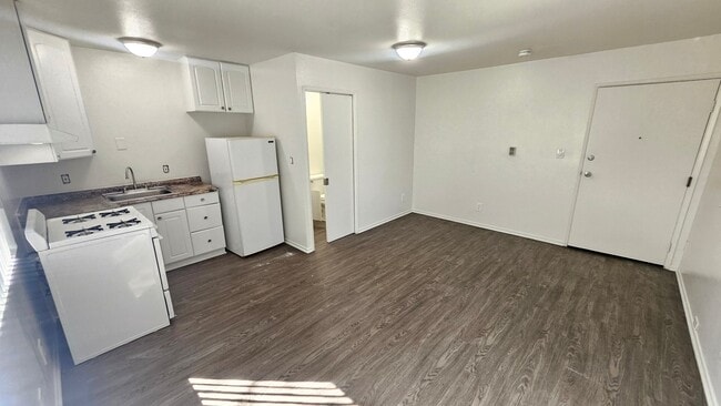 Photo - 1750 S Longwood Ave Unit 19