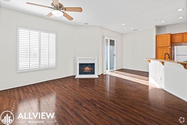 Building Photo - Rare 2 Bed 2.5 Bath Available Now!! Rental