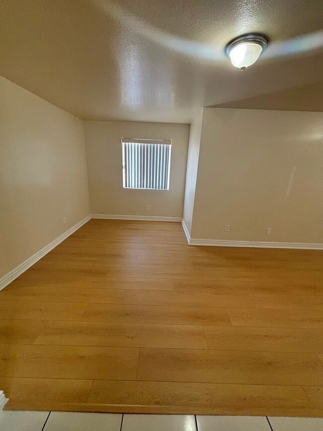 Photo - 828 W 71st St