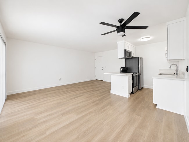 Photo - 7722 Reseda Blvd