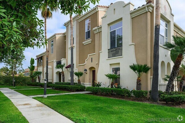 Building Photo - Gorgeous Townhome in Liberty Station!