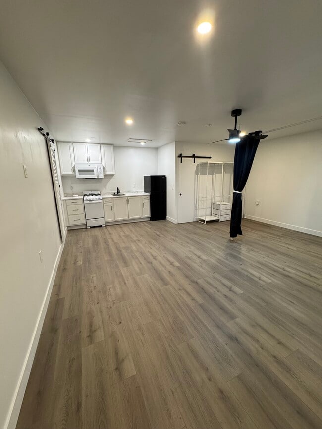 Building Photo - 13477 La Mesa Dr