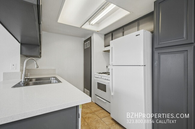 Photo - 11924 Mayfield Ave Unit 5
