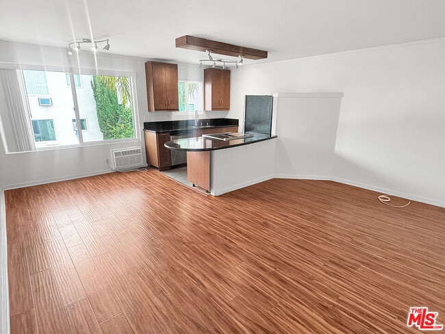 Building Photo - 972 Larrabee St Unit 221