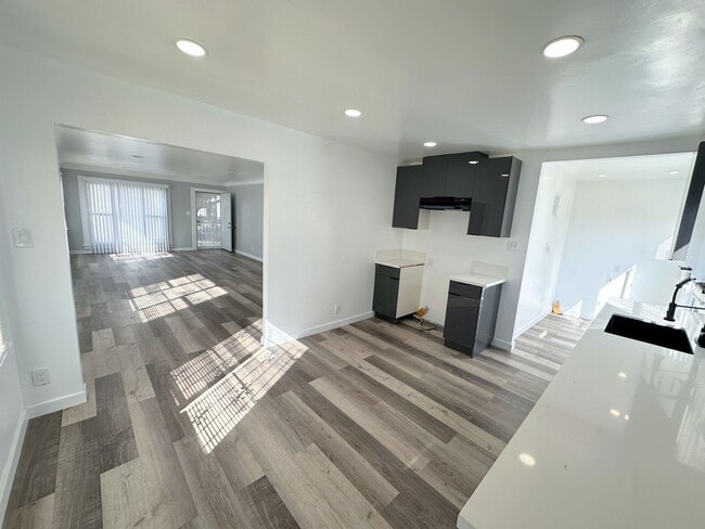 Central to everything! Move In Ready 2bd/1... - Central to everything! Move In Ready 2bd/1... House