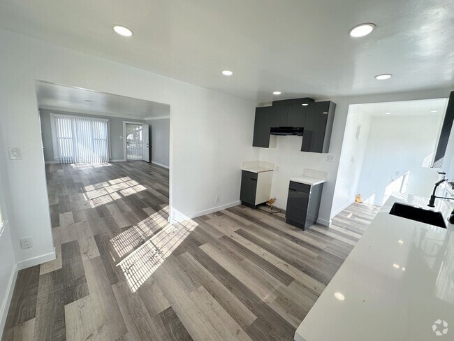 Building Photo - Central to everything! Move In Ready 2bd/1... Rental