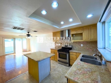 Spacious and Modern Home in Village Walk C... - Spacious and Modern Home in Village Walk C... Unit B