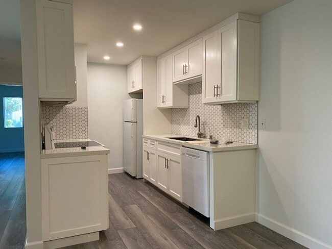 Building Photo - Peaceful Coastal Living in Encinitas Unit 105