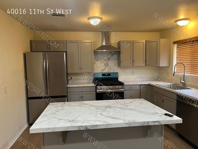 Photo - 40016 11th St W