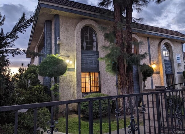 Building Photo - Updated 3br 2.5 bath near shopping & freeways Unit 1