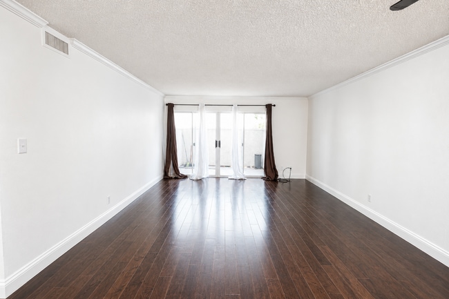 Photo - 20134 Leadwell St