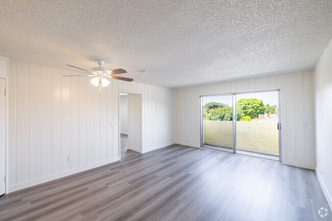 1BR, 1BA - 850SF - Living Room - Nelk Manor