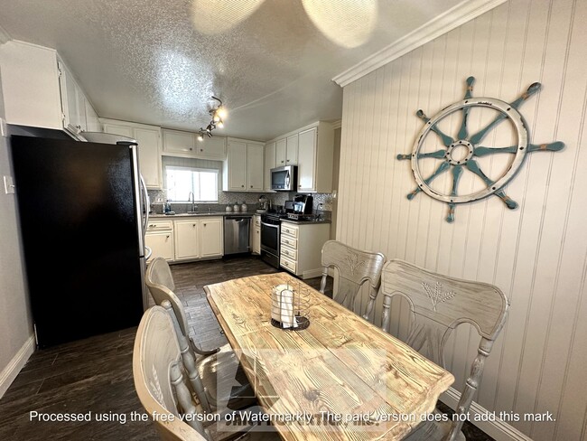 Building Photo - 620 18th St Unit 620 18th St - Front House
