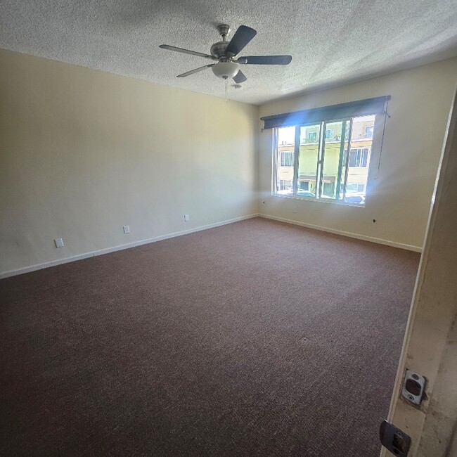 Building Photo - 9823-9827 Walnut St Rental