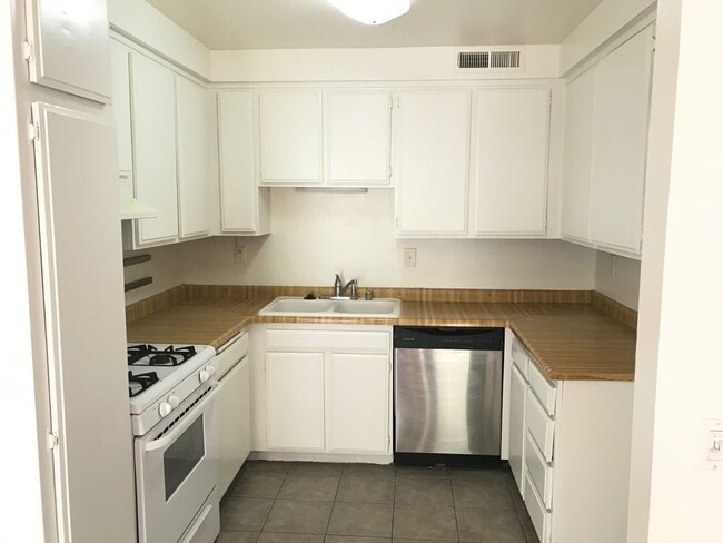 Photo - 3 Bedroom Townhome for Lease in Highly Des...
