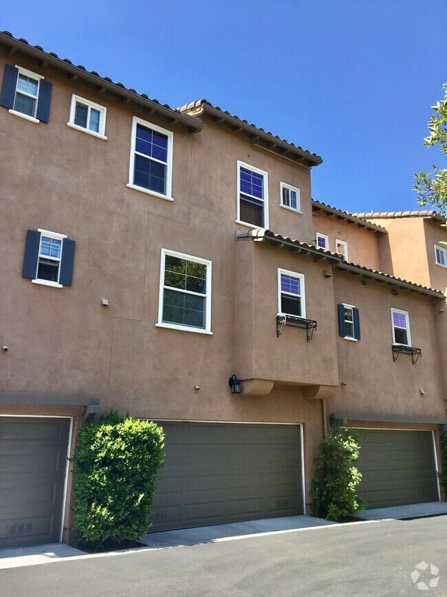 Building Photo - **COMING SOON** 2BD 2.5BA 2CAR Mission Val... Rental