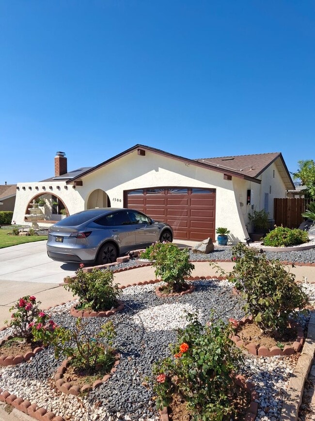 Building Photo - Beautiful 4-Bedroom Home with Central AC and Solar! MUST SEE!!!