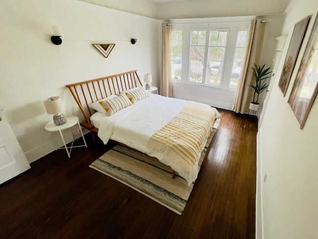 Photo - 5706 Kendall Ave Unit 5706