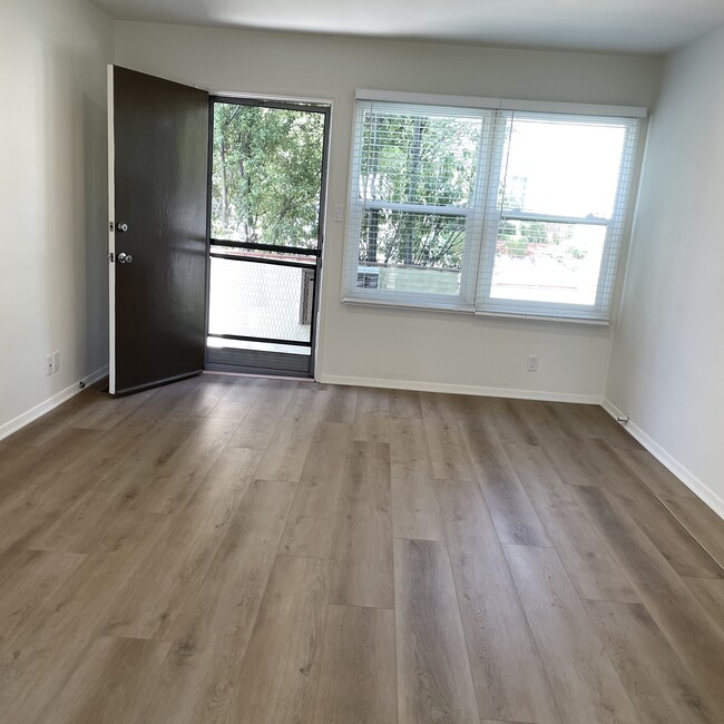 Building Photo - 2122 Montana Ave Unit 2122