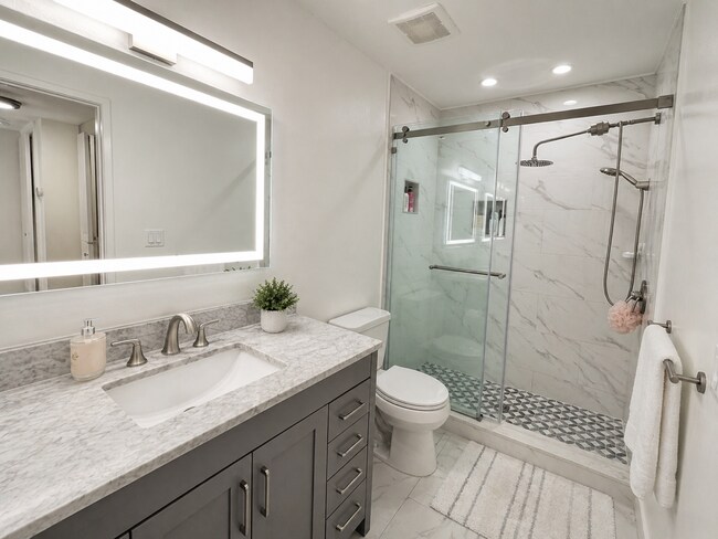 Photo - 817 W 232nd St