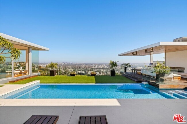 Photo - 1476 Blue Jay Way