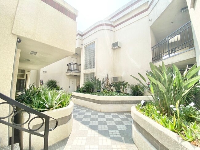 Building Photo - 5105 Inglewood Blvd Unit 107A Rental