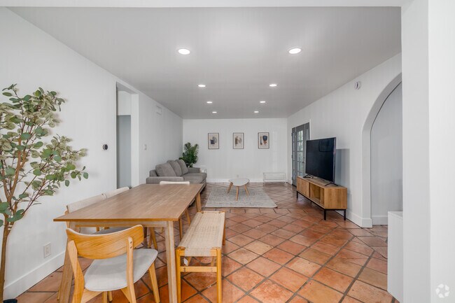 4BR, 2BA - 2,000SF - Living Room - 9501 Clybourn Ave