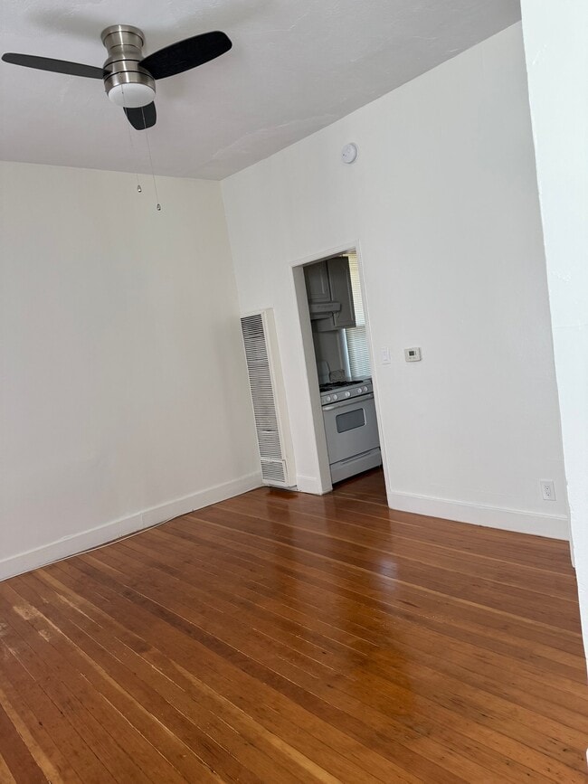 Photo - 1114 Poinsettia Dr