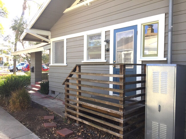 private side porch - 3512 Pershing Ave Unit 3512