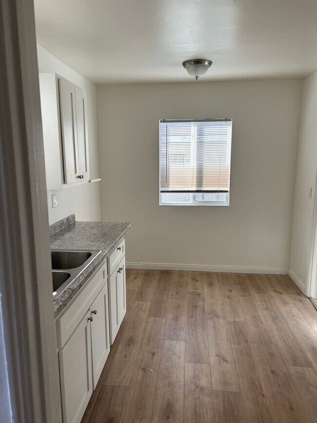 KITCHEN - 422 W Laurel St