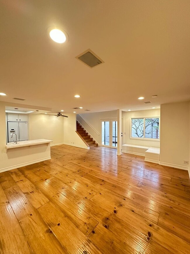 Building Photo - 3 Bedroom Irvine Home - Large Master Suite...