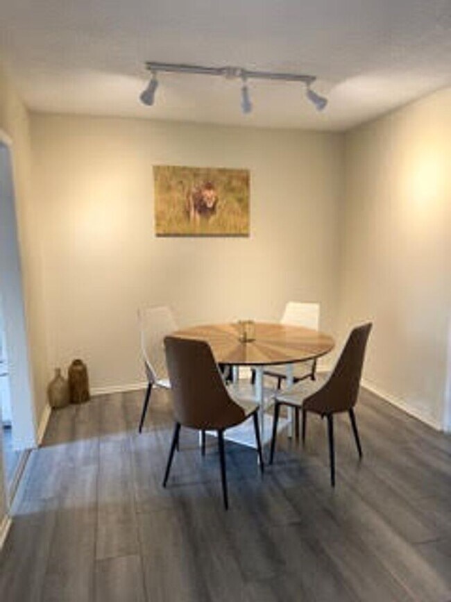 Photo - 8207 De Longpre Ave Unit 6