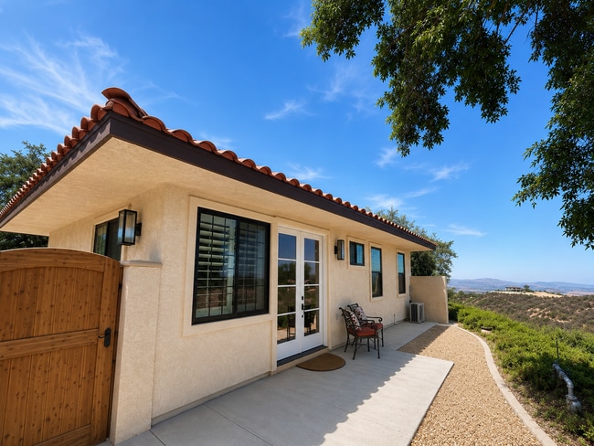 Building Photo - Beautiful View in the Oak Hills Estates - 2 bed 2 bath