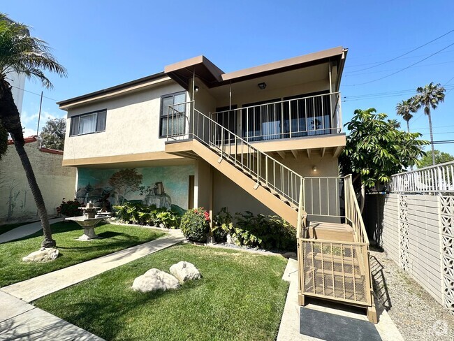 Building Photo - Stunning 2nd Floor Duplex in Back of Prope... Rental