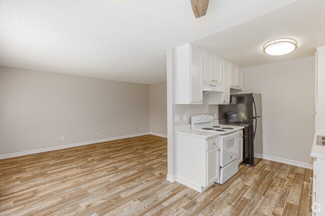 2BR, 1BA - 900SF - Kitchen - Courtyards