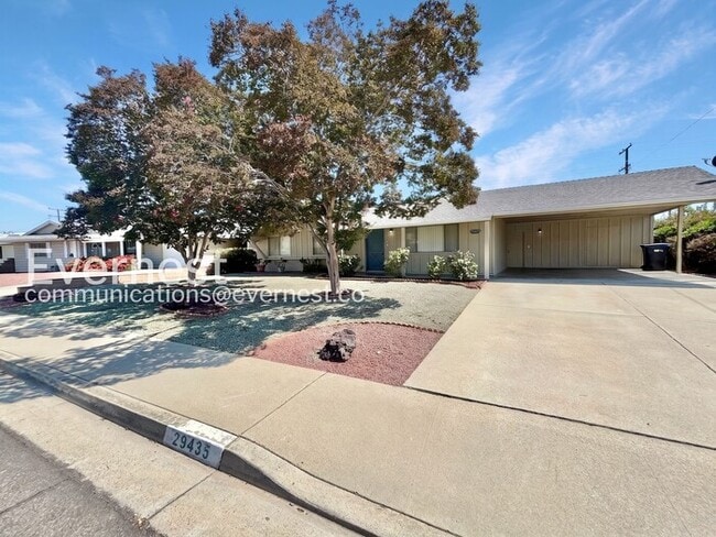 Building Photo - Spacious 3 Bed, 2 Bath Home with Attached Garage! / Available Now!
