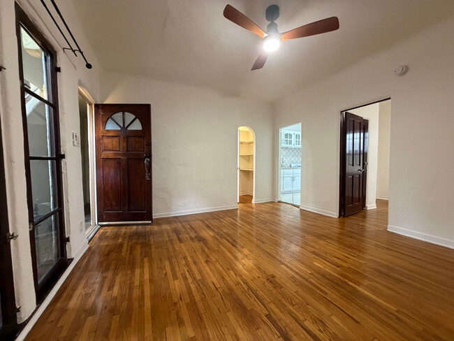 Photo - 632 N Sycamore Ave