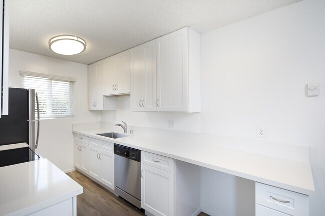 Photo - Gorgeous 2BR Apartment with Washer/Dryer, ... Unit 09