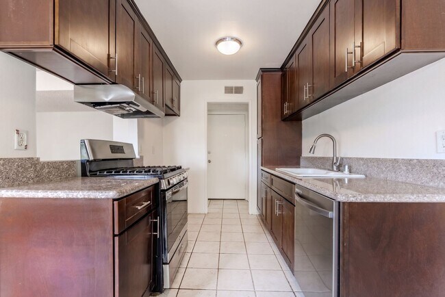 Photo - Chatsworth Rent This Now Unit 6ix
