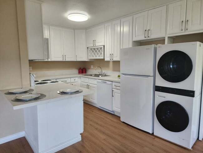 3x2 Kitchen - Casa De Helix La Mesa, Brand New Kitchen, w/d Apartments