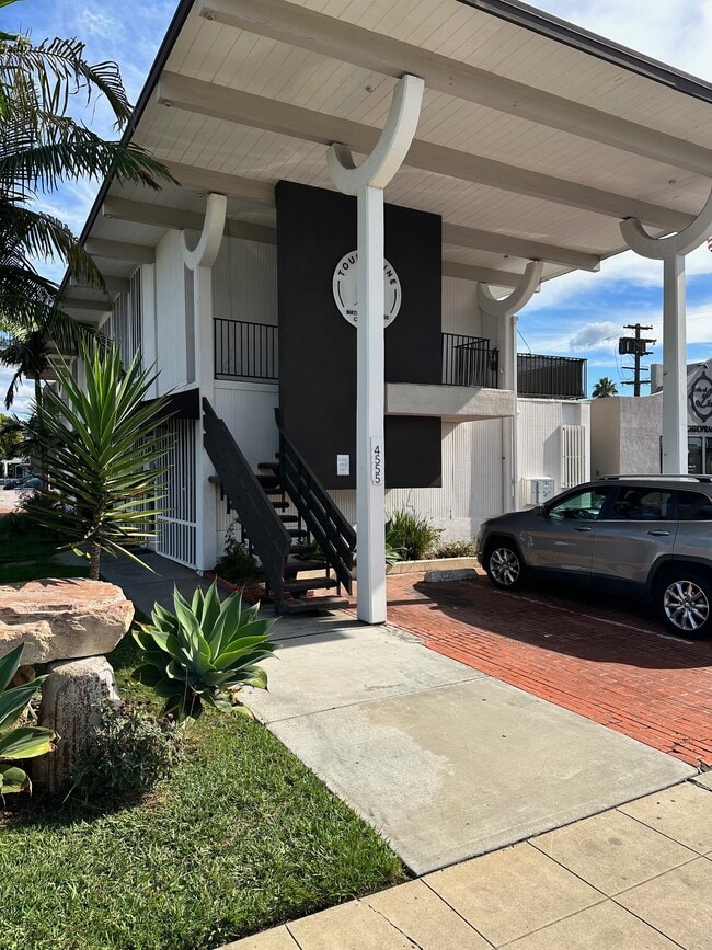 stairway to entrance - 4555 Fanuel St Unit Shine every day here